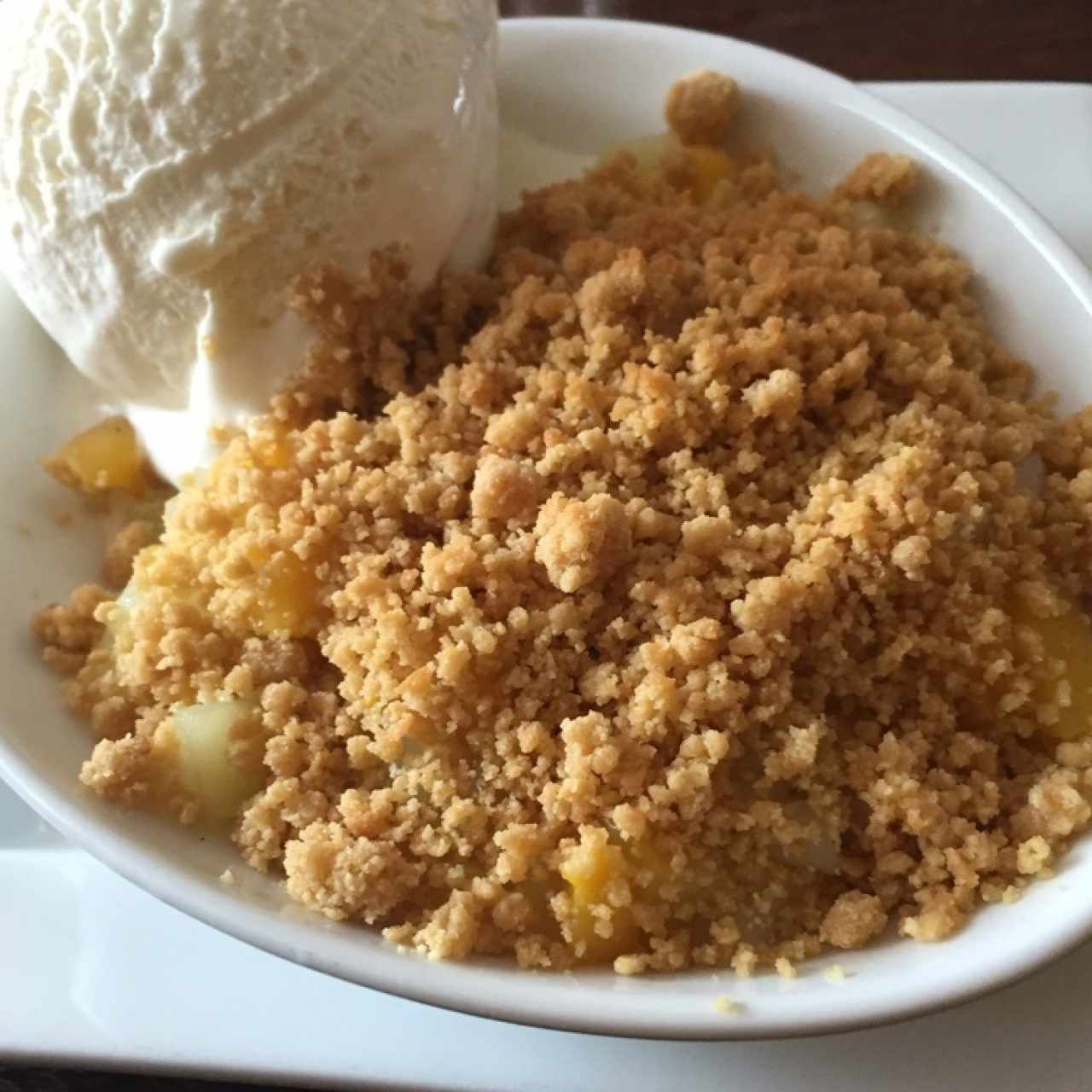 crumble de manzana verde y melocotón con helado de vainilla
