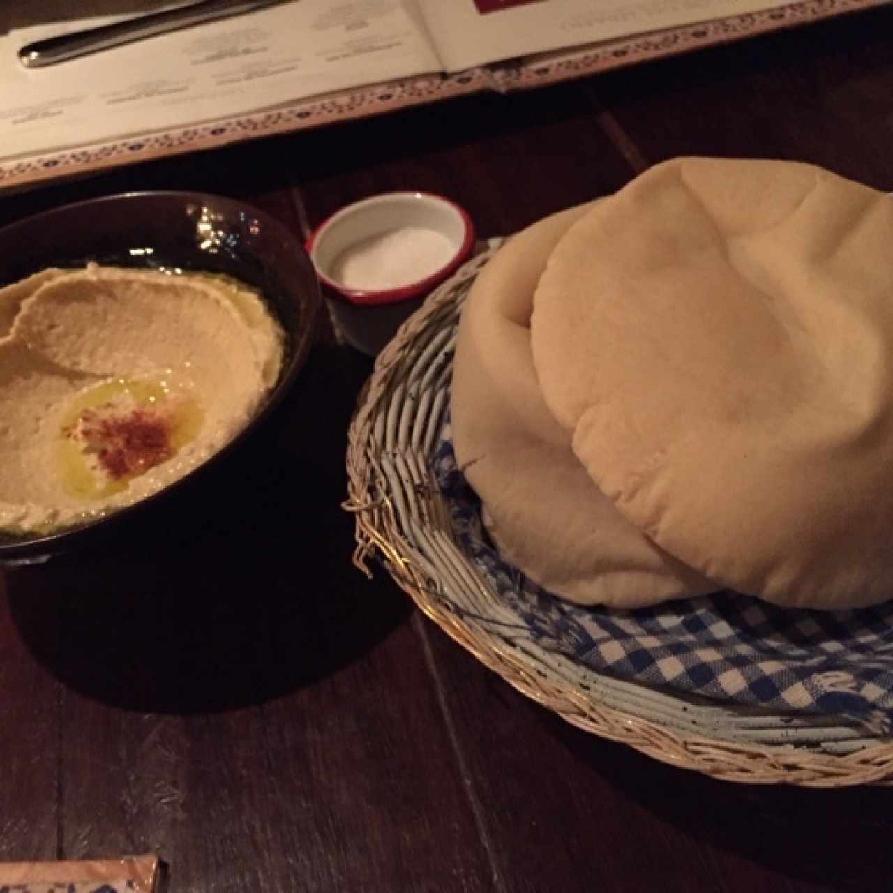hummus con pan pita de la casa, el mejor que he probado y el pan super freaco 