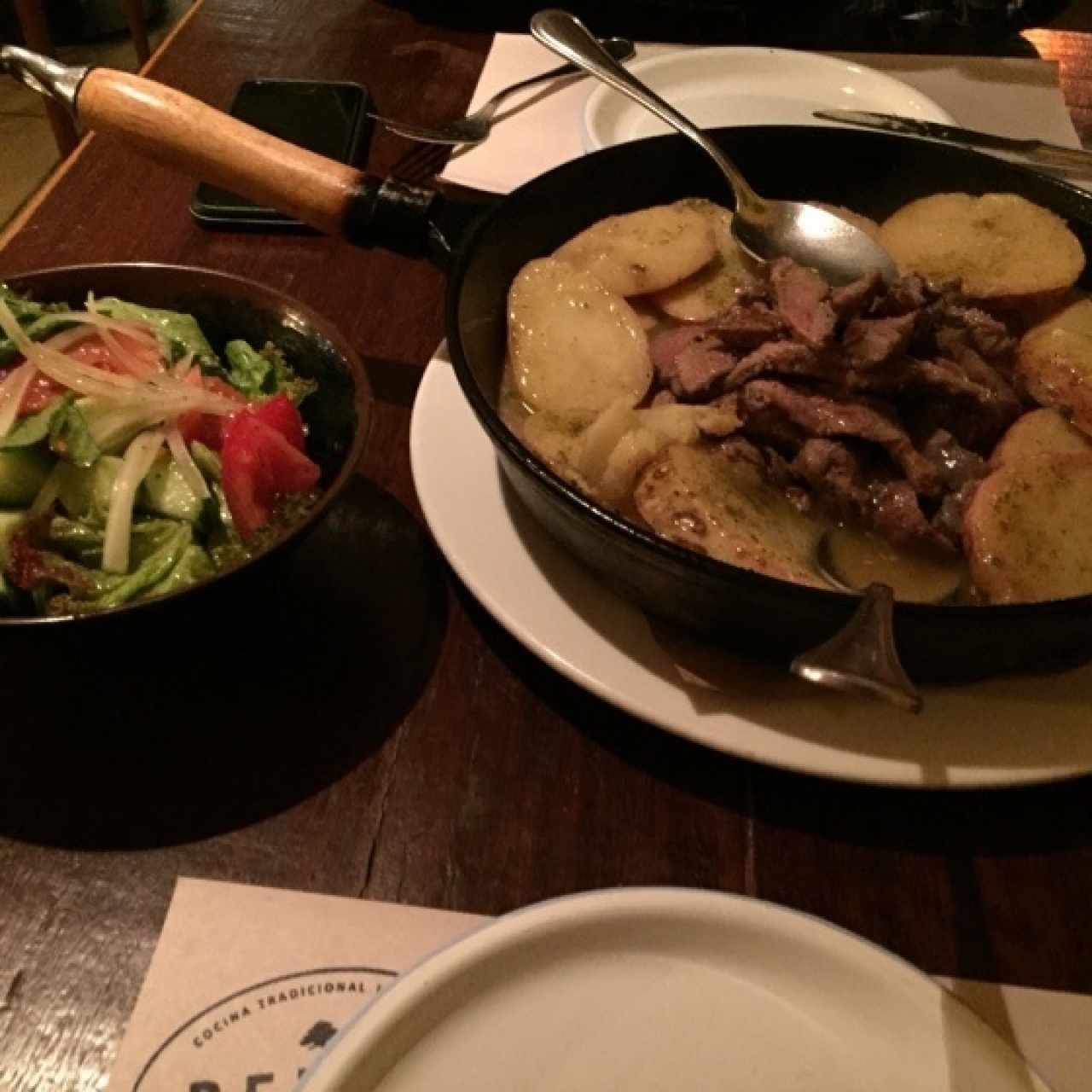 cordero con papa al limon y ensalada de la casa, muy rico recomendado 