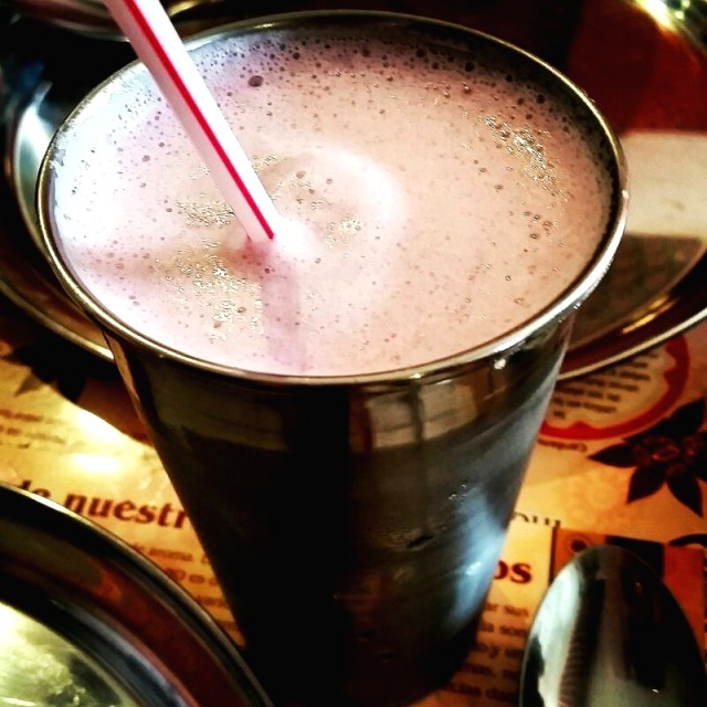 Jugo de mora en leche