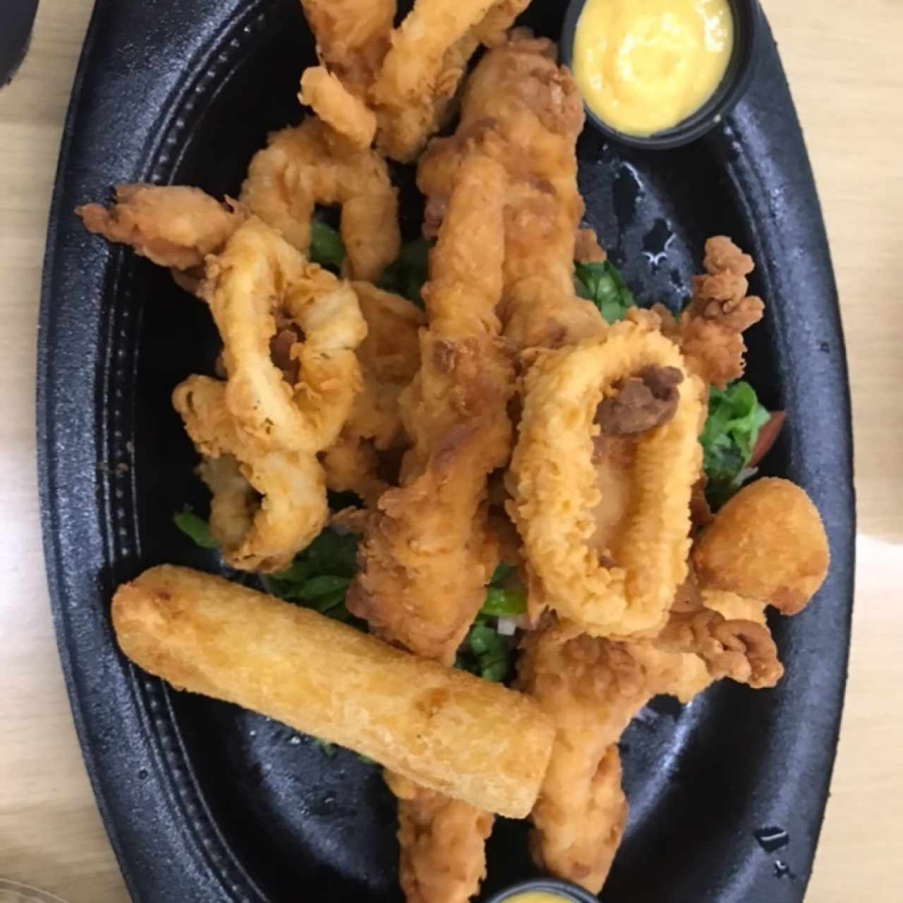 calamares, pescado apanado y yuca frita