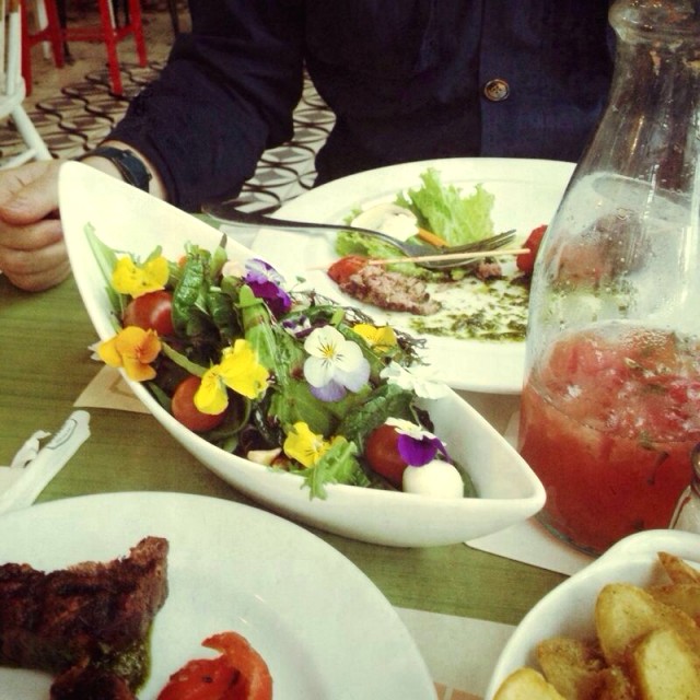 Ensalada con flores comestibles