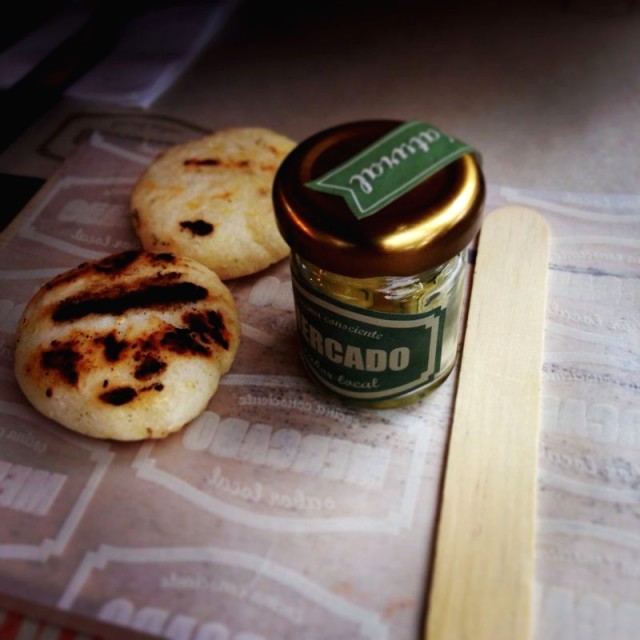 Arepitas con mantequilla de cortesia al llegar