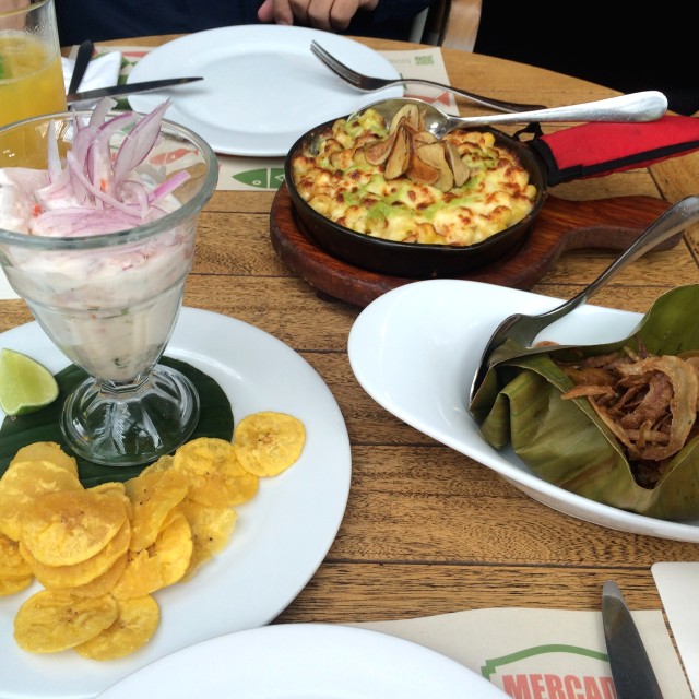 Ceviche, mazorca desgranada y envuelto de lentejas 