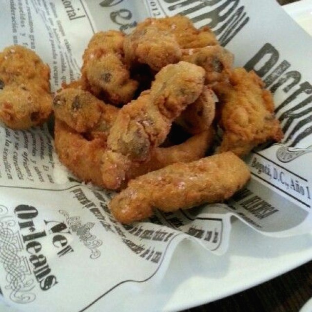 Mollejas de pollo apanadas con salsa BBQ