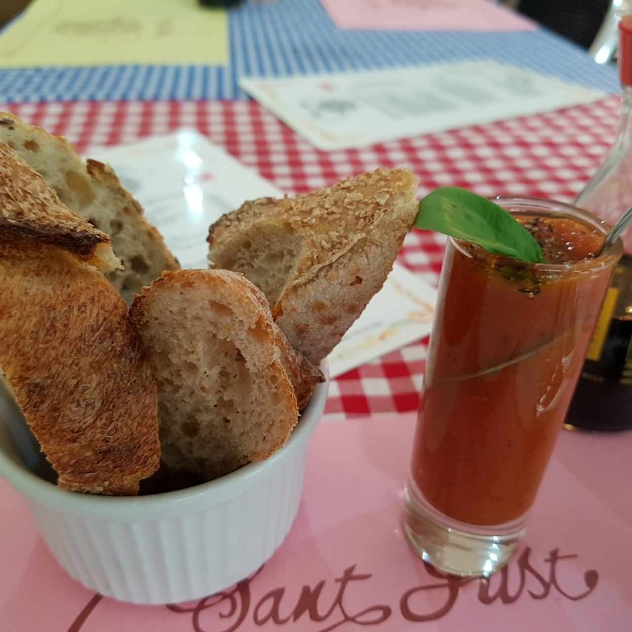 pan con salsa de tomate orgánica