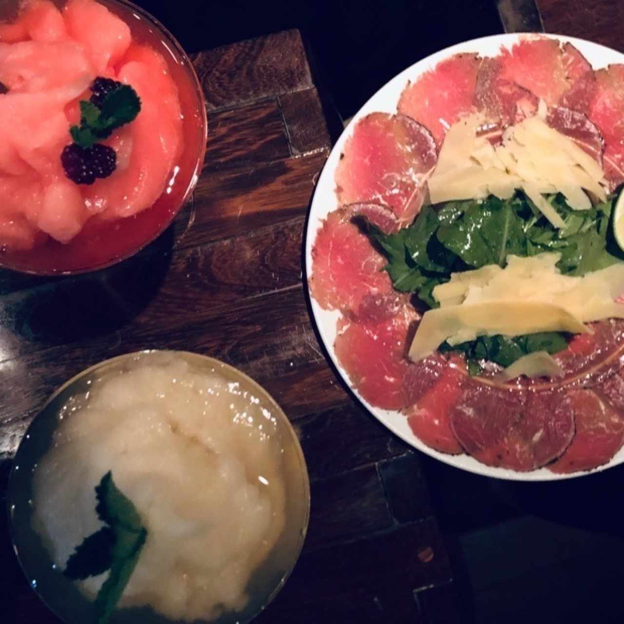carpaccio de res y cocteles 