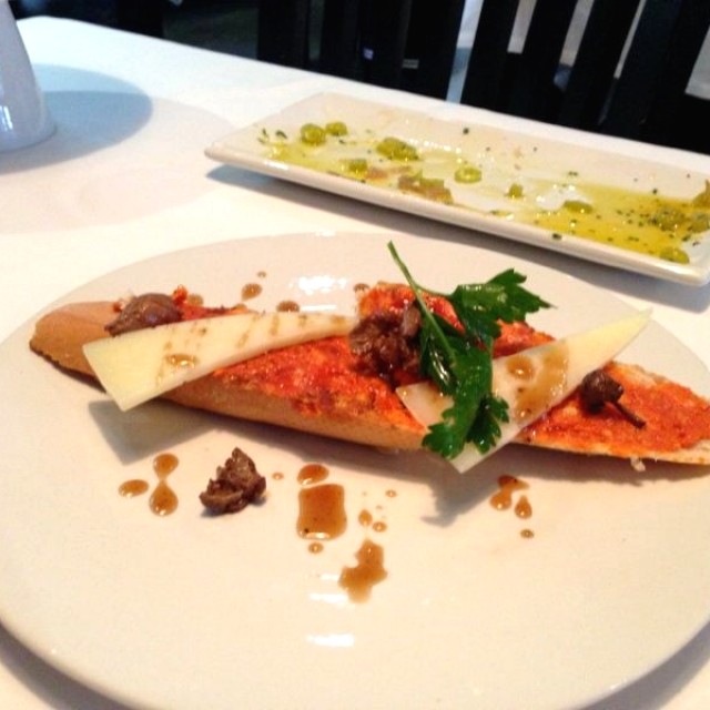 Tostadas de sobrasada con queso manchego y melao de trufas