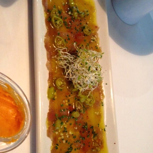 Bonito salado con vinagreta de guindillas y almendras fritas