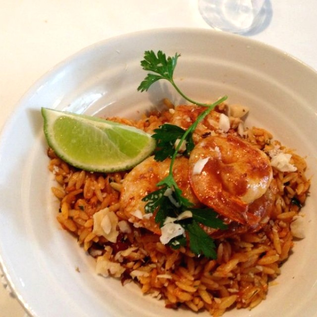Langostinos con salsa brava y risoto de frutos secos