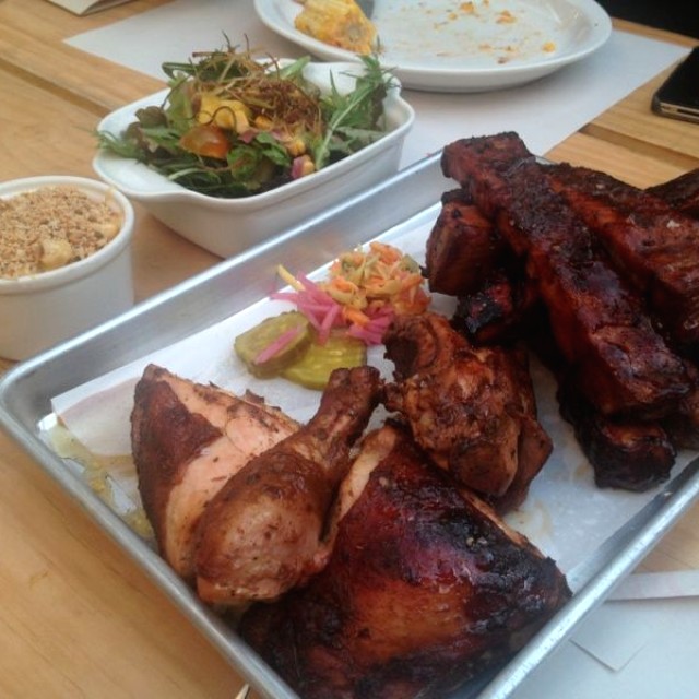 Costillas BBQ, Pollo, Mac&Cheese y ensalada 