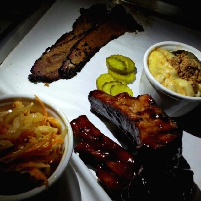 Costillas, pecho de res, cole slaw y mac and cheese