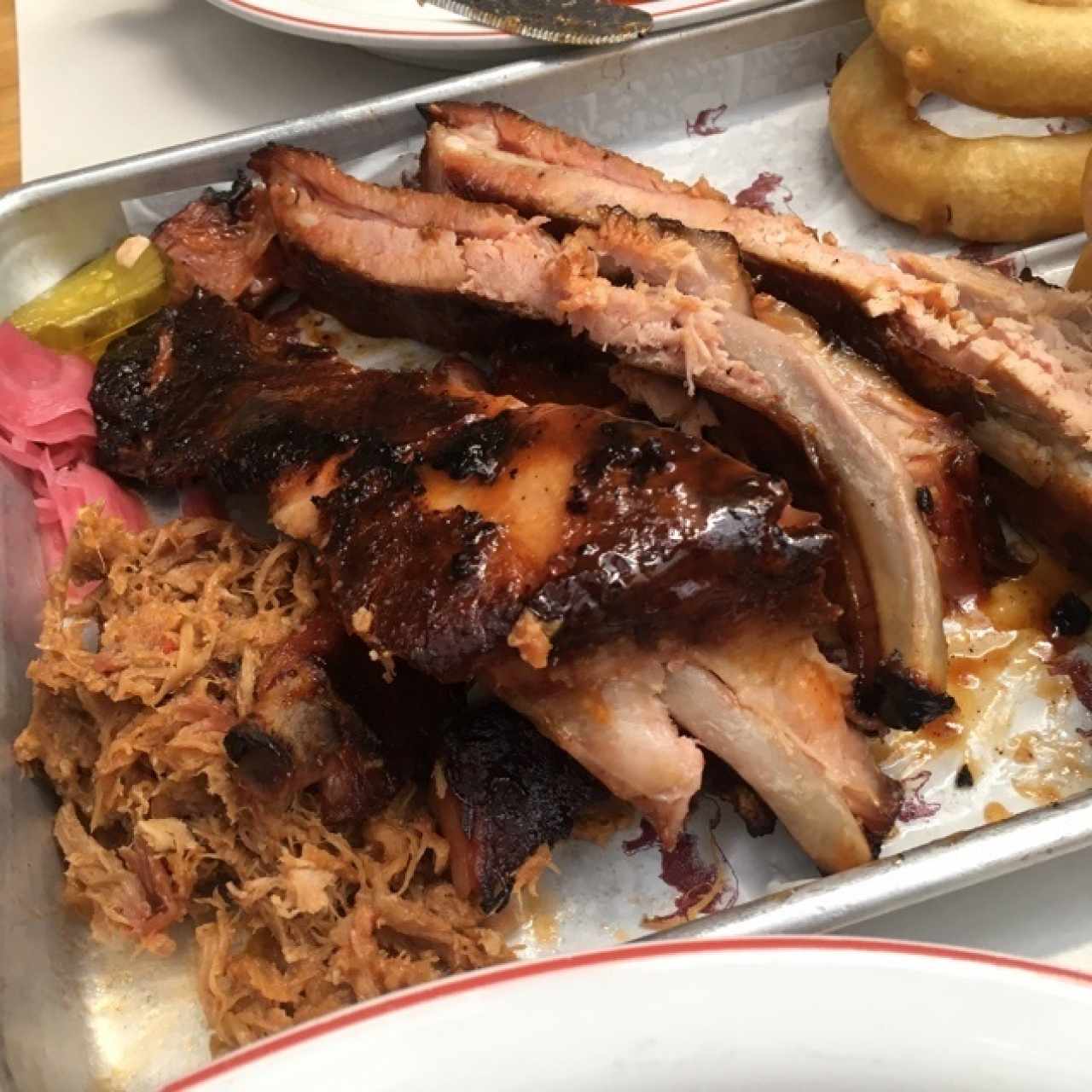 pulled pork, costillas, anillos de cebolla 