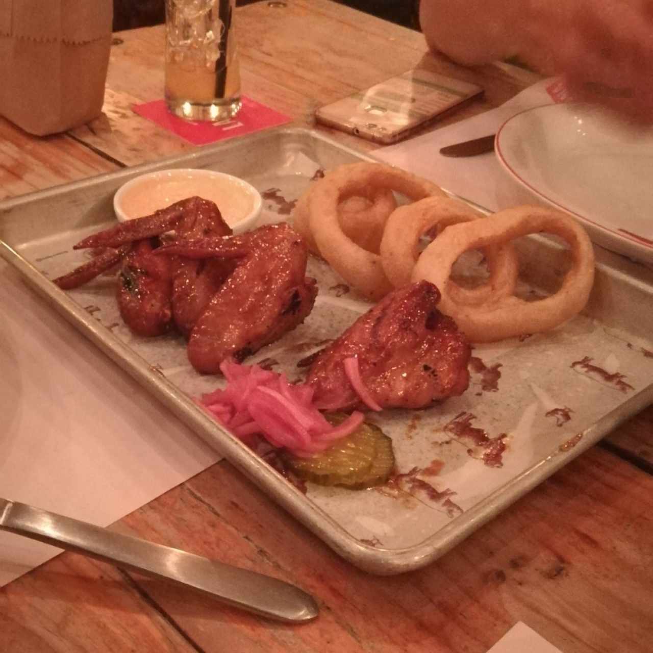 Alitas bbq y Aros de cebolla