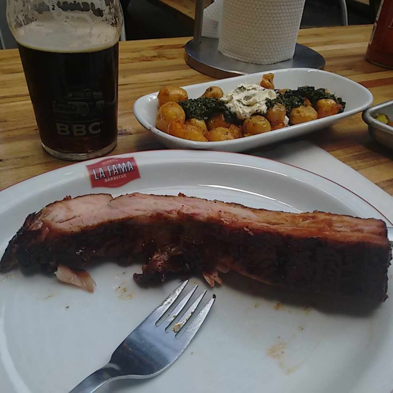 Costillas y papitas con suero y chimichurri