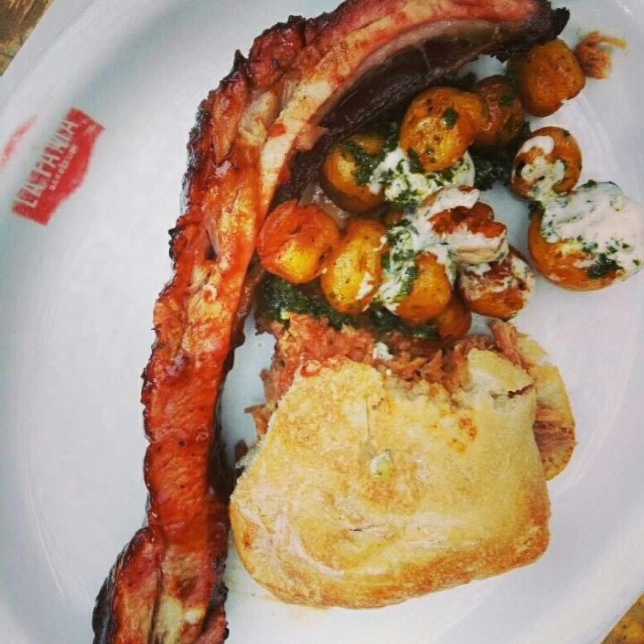 costilla + papas criollas + sanduche de pulled pork