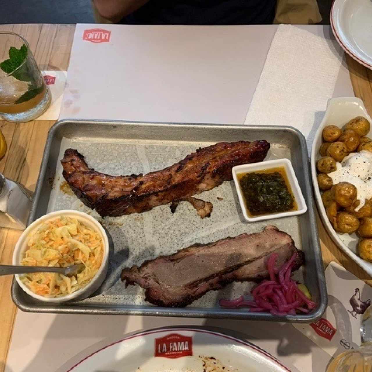 bandeja para dos con costillas de cerdo St Louis, carne Pecho, papa criolla y Cole Slaw