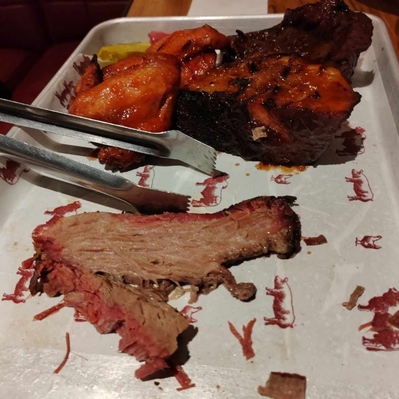 Bandeja de brisket, costillas y alitas