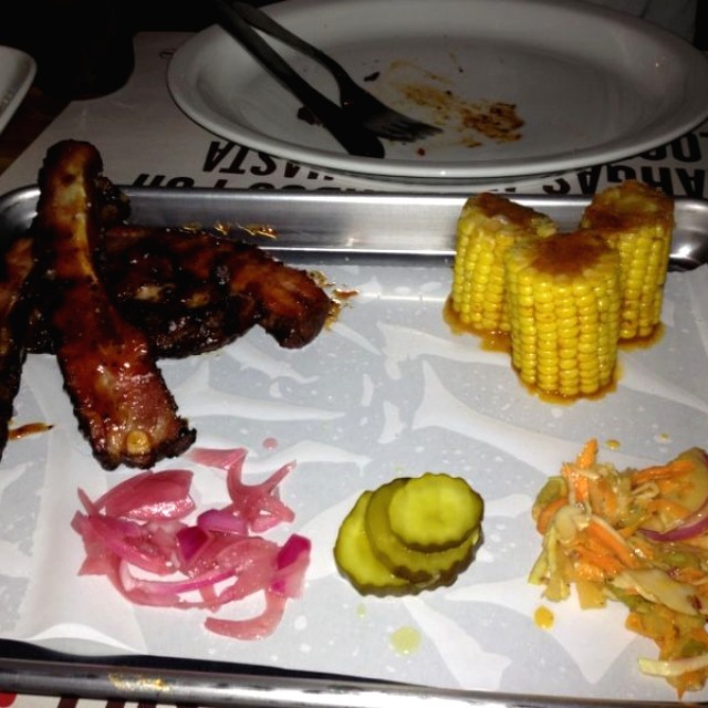 1/4 de costillitas BBQ acompañadas con maíz dulce
