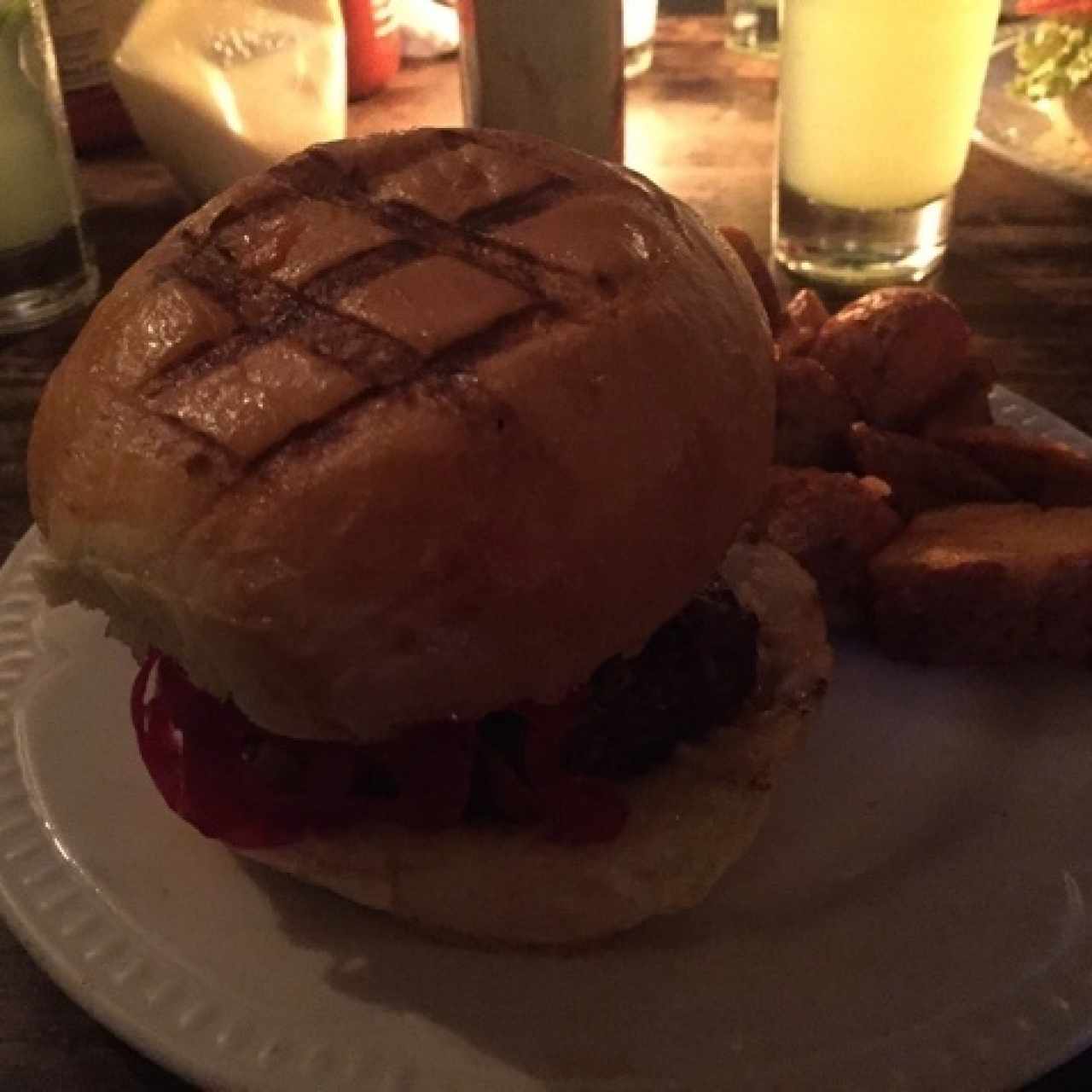 hamburguesa con adición de tocineta. Papas gordo. 