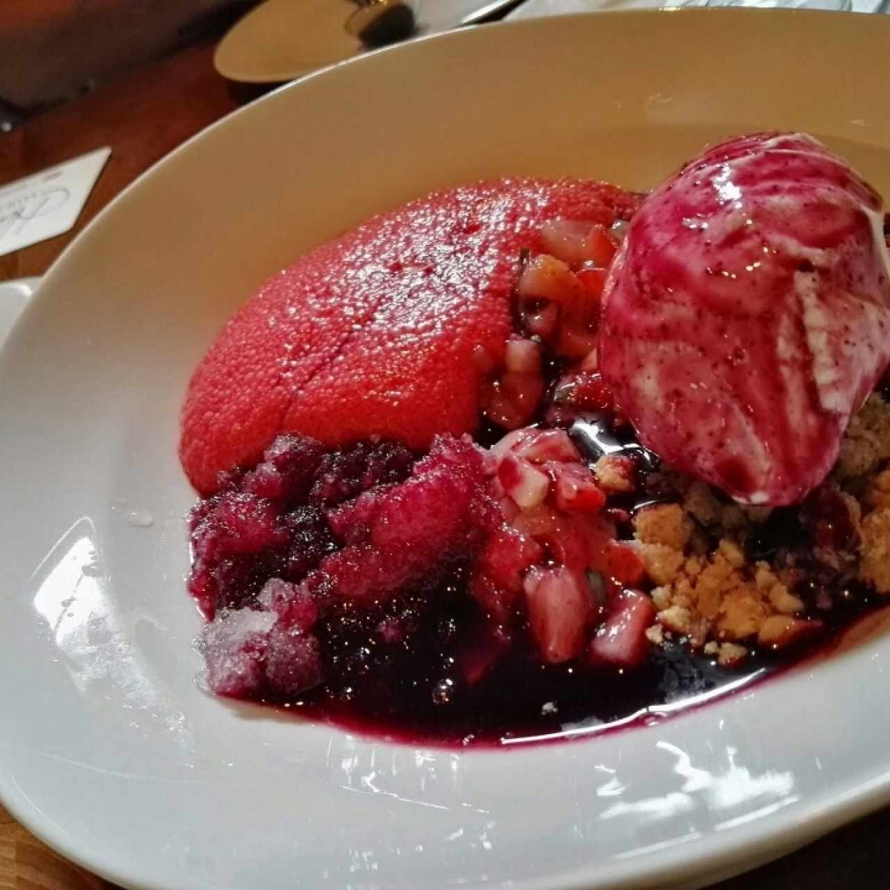 Sopita de arandanos con espuma de fresa y helado.