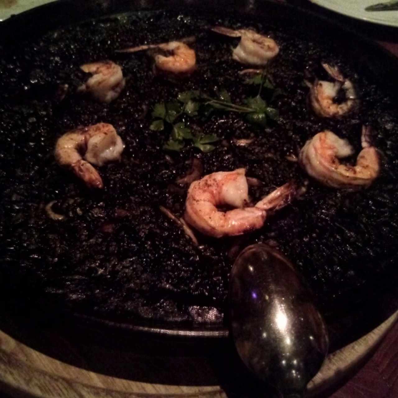 Arroz Negro - Paella, calamar, pulpo y langostinos, en su tinta.