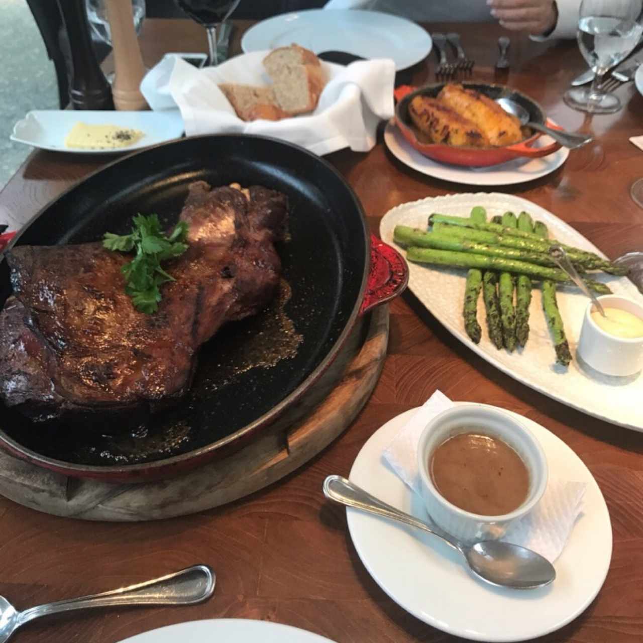 Cordero para compartir, maduros con coco y esparragos. 