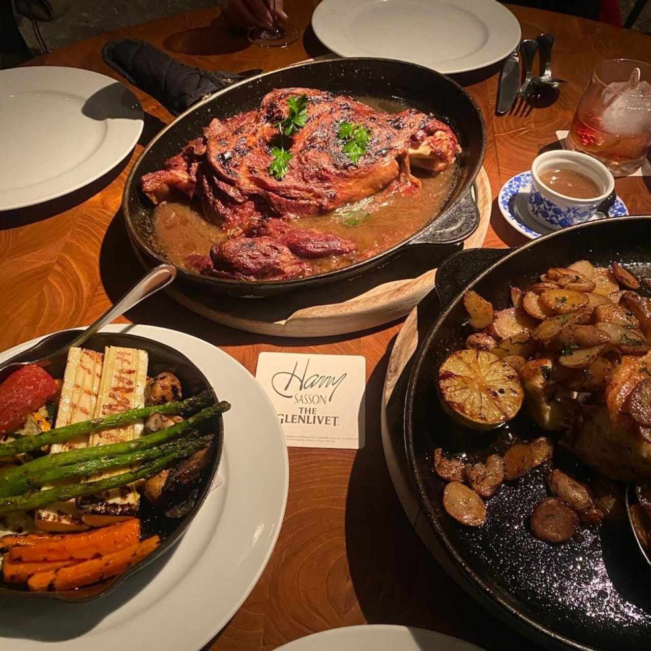 Cordero asado en leña y Mero con verduras salteadas 