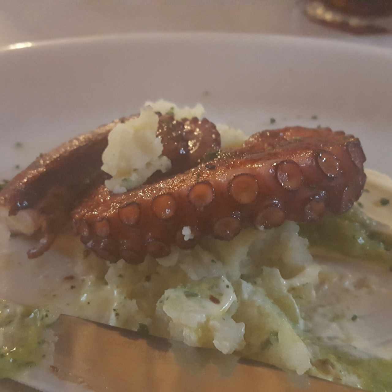 Pulpo a la parrilla con crema agria y mojo verde