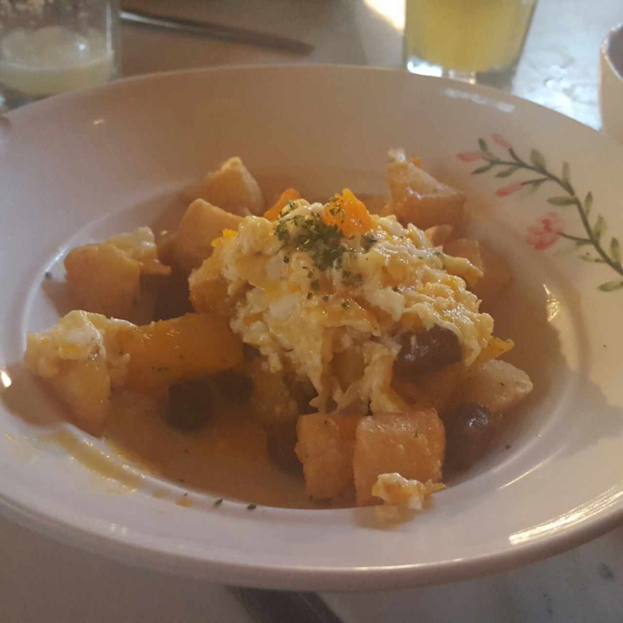 Huevos rotos con txistorra