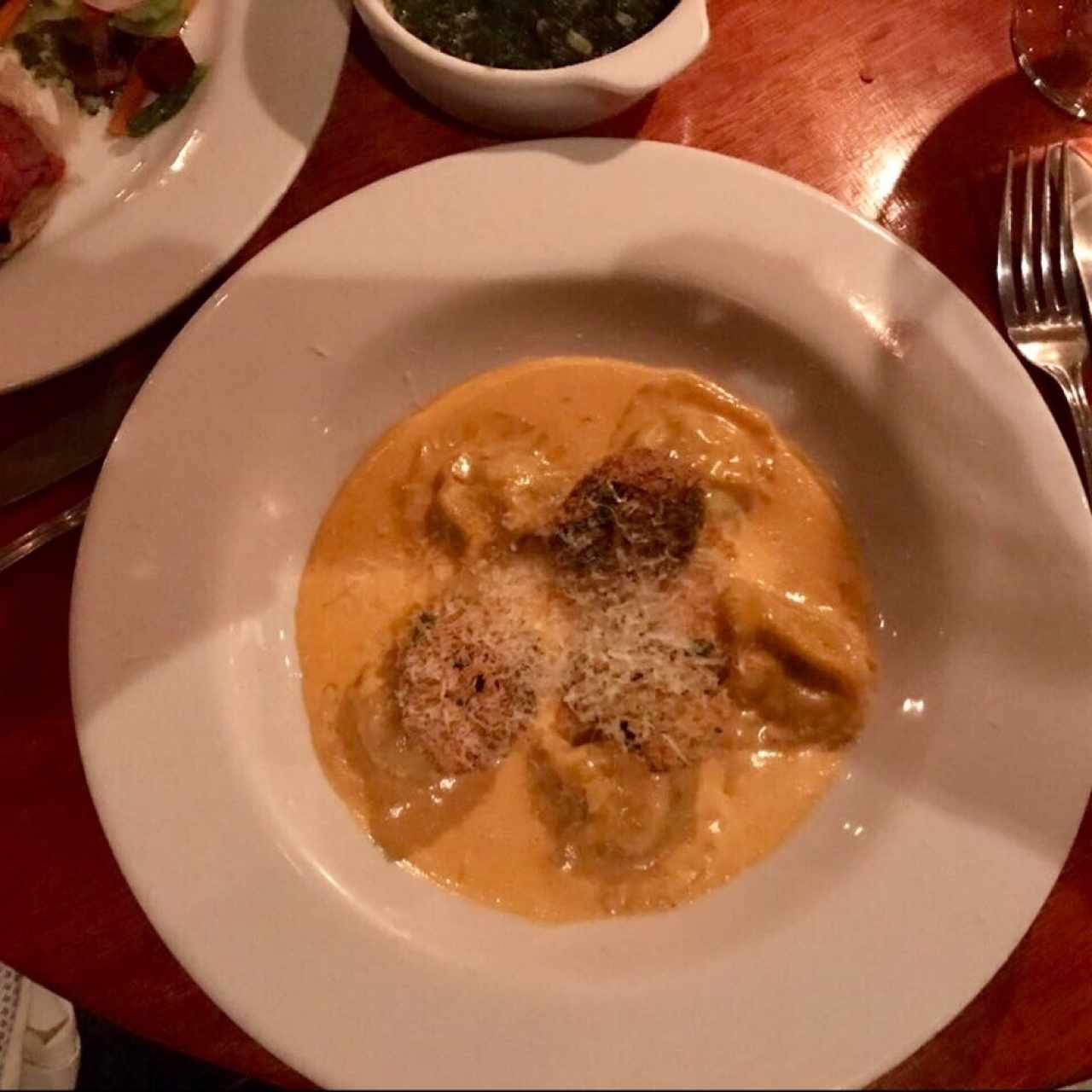 ravioli de ricotta y cangrejo azul con salsa de grana padano