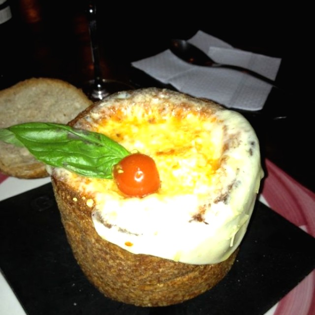 Sopa de tomate  con queso gratinado