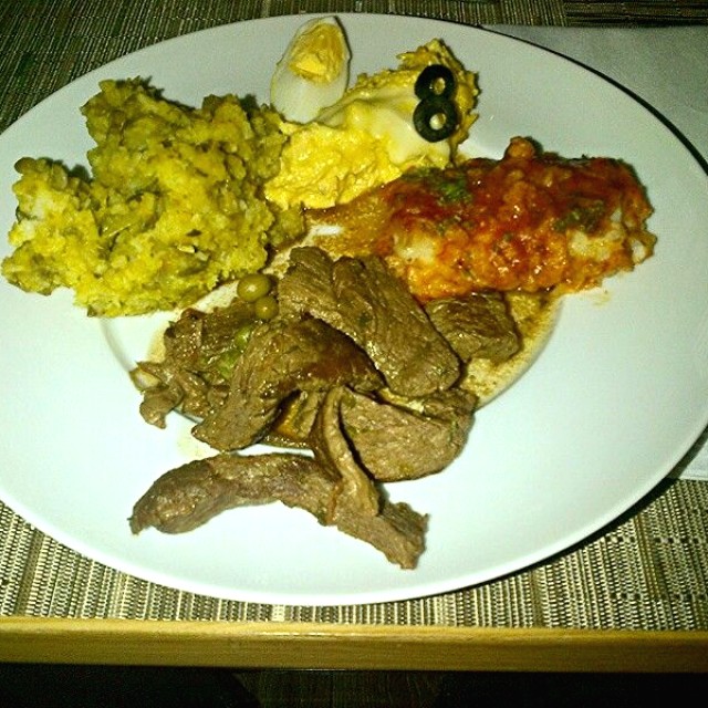 Variedad de platos que incluye Lomo salteado, Ají de gallina,  entre otras cosas