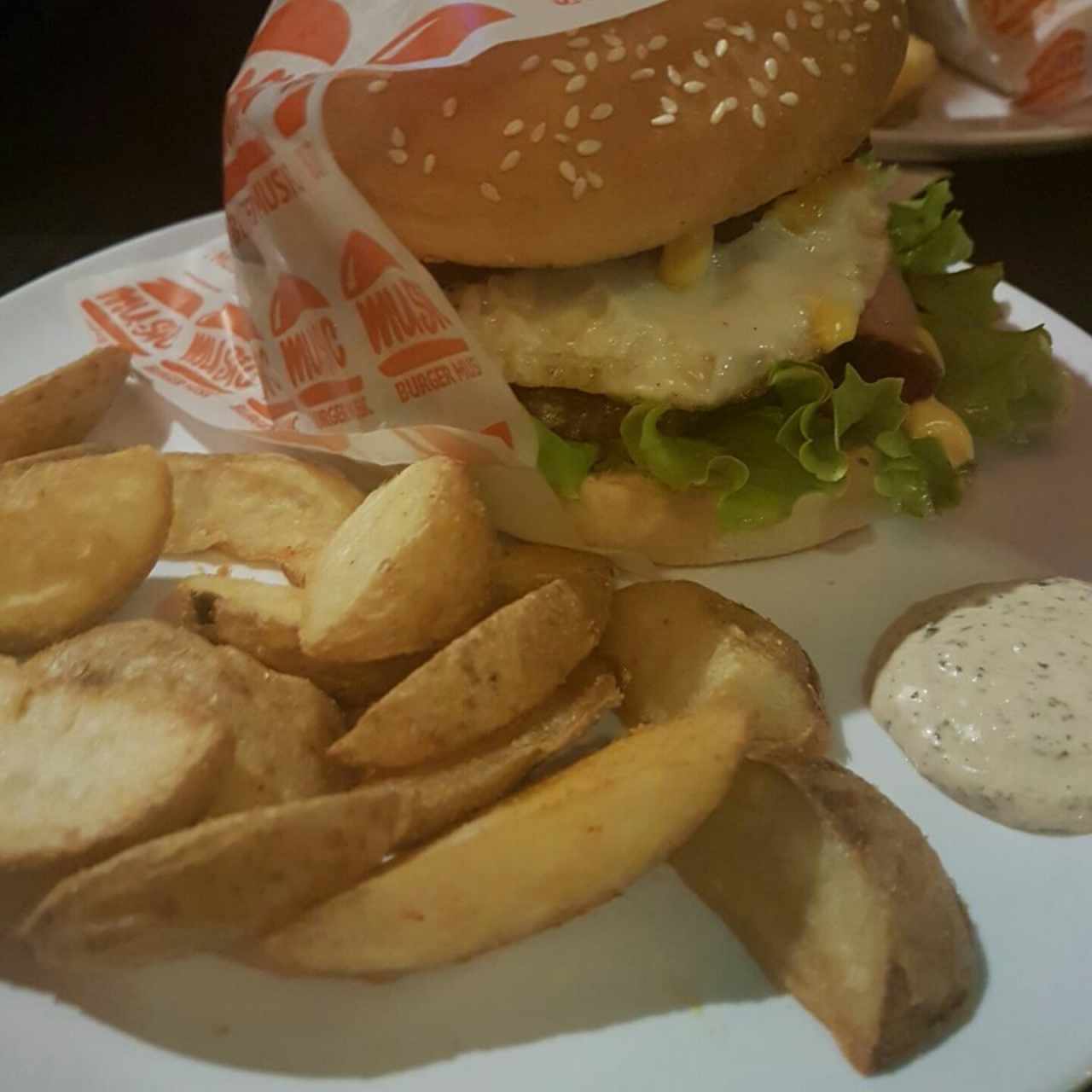 hamburguesa de la casa con huevo
