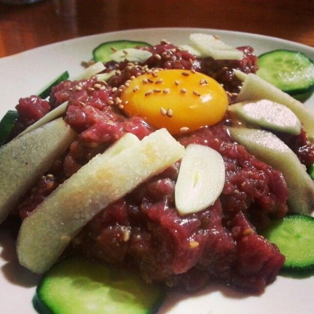 Yukhoe. Tartar de res