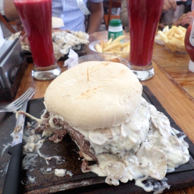 Hamburguesa, al chamoiñon con tocineta 