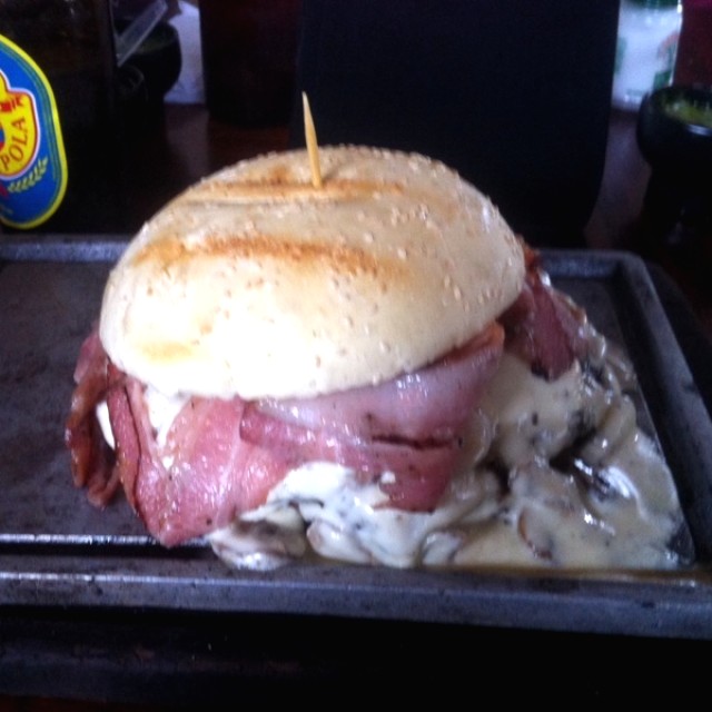 Hamburguesa con champiñones y tocineta