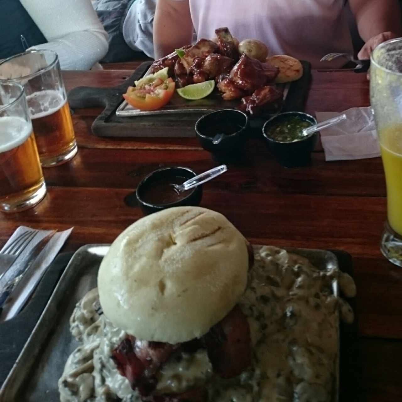 1/2 costillas Bbq y hamburguesa tocineta salsa de champiñones 
