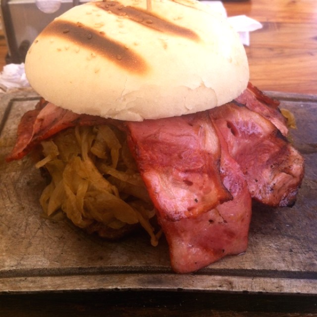 Hamburguesa encebollada con tocineta (Deliciosa!) 