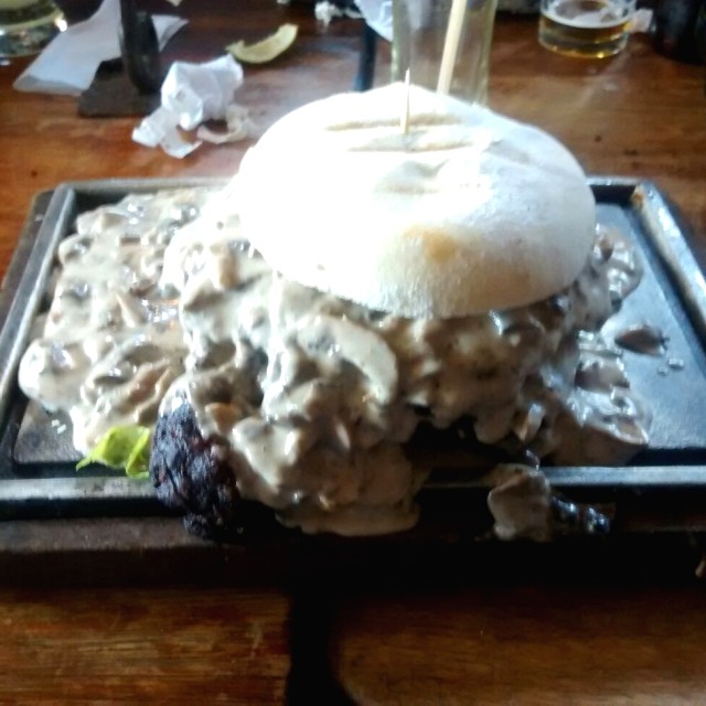 Hamburgesa de res con champiñones