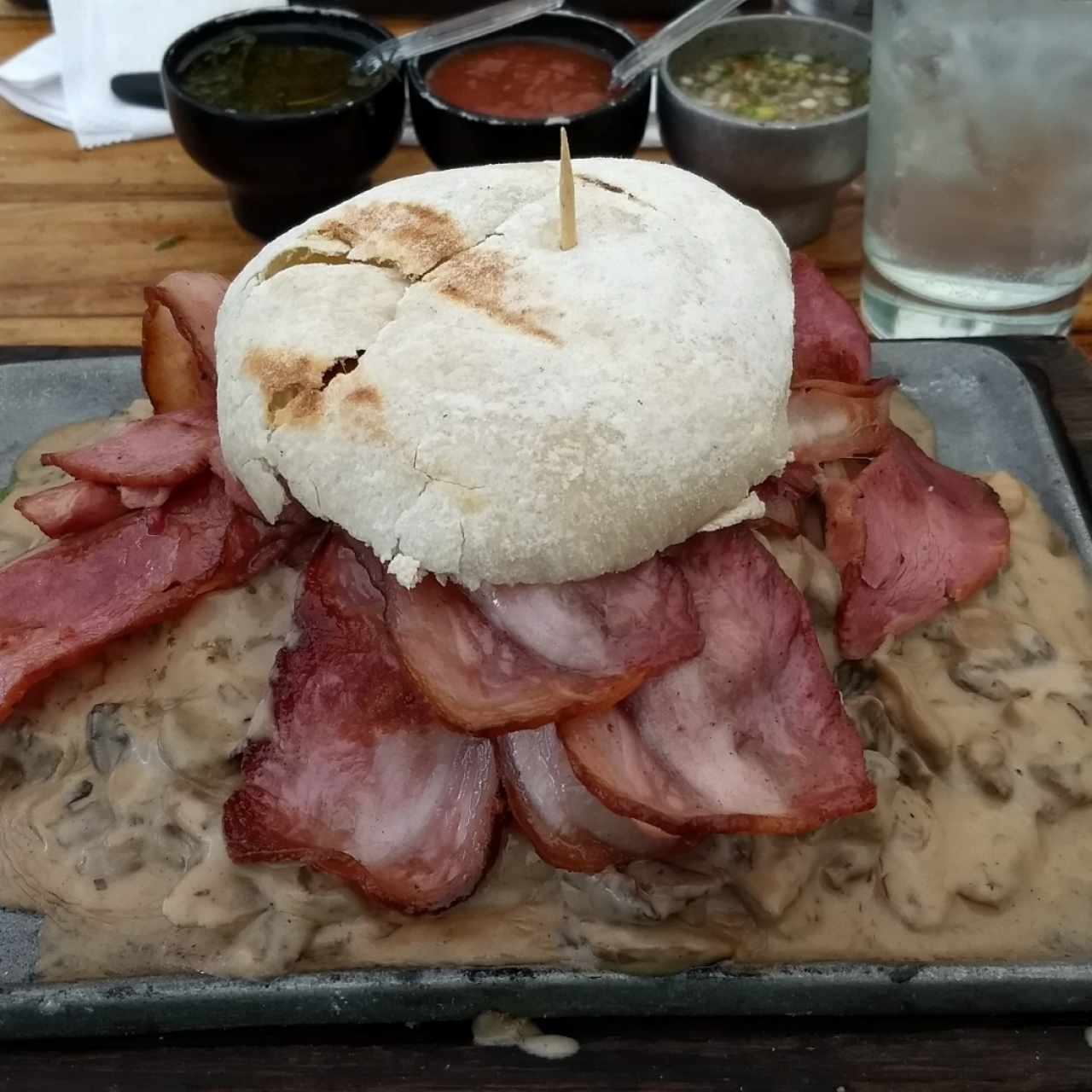 Hamburguesa con champiñones y tocineta