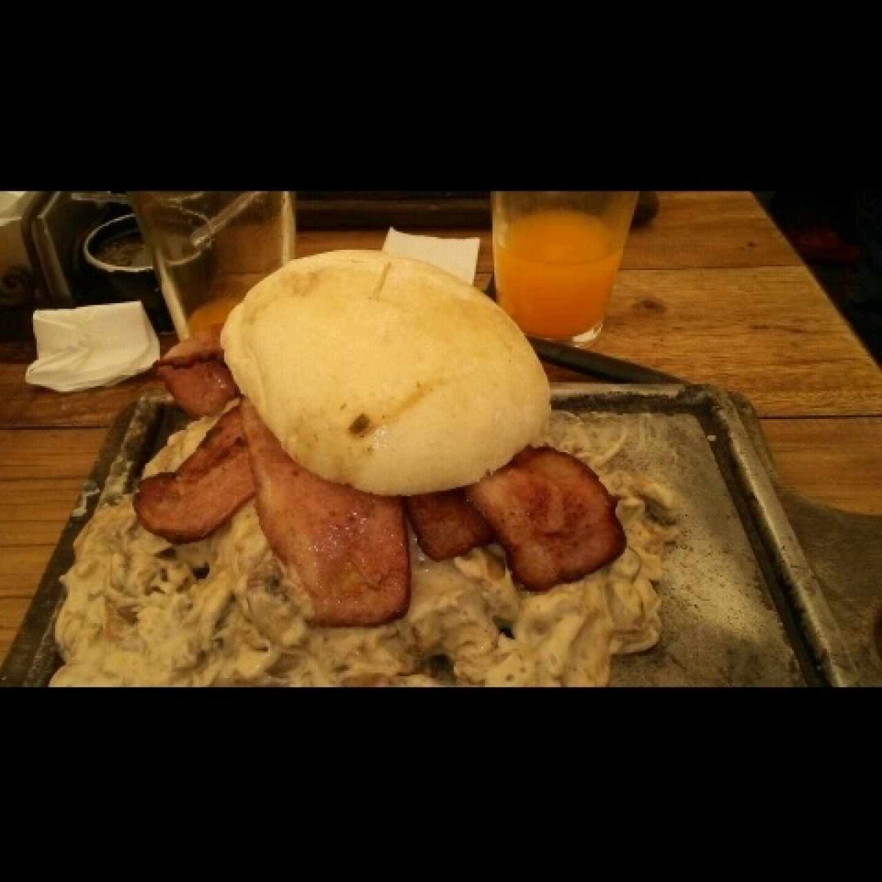 Hamburguesa sencilla con champiñones y tocineta