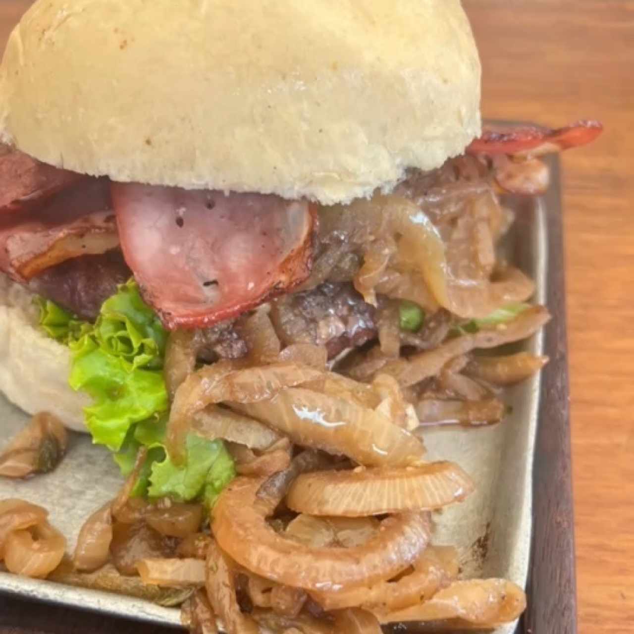 Hamburguesa de res tocineta y cebolla 