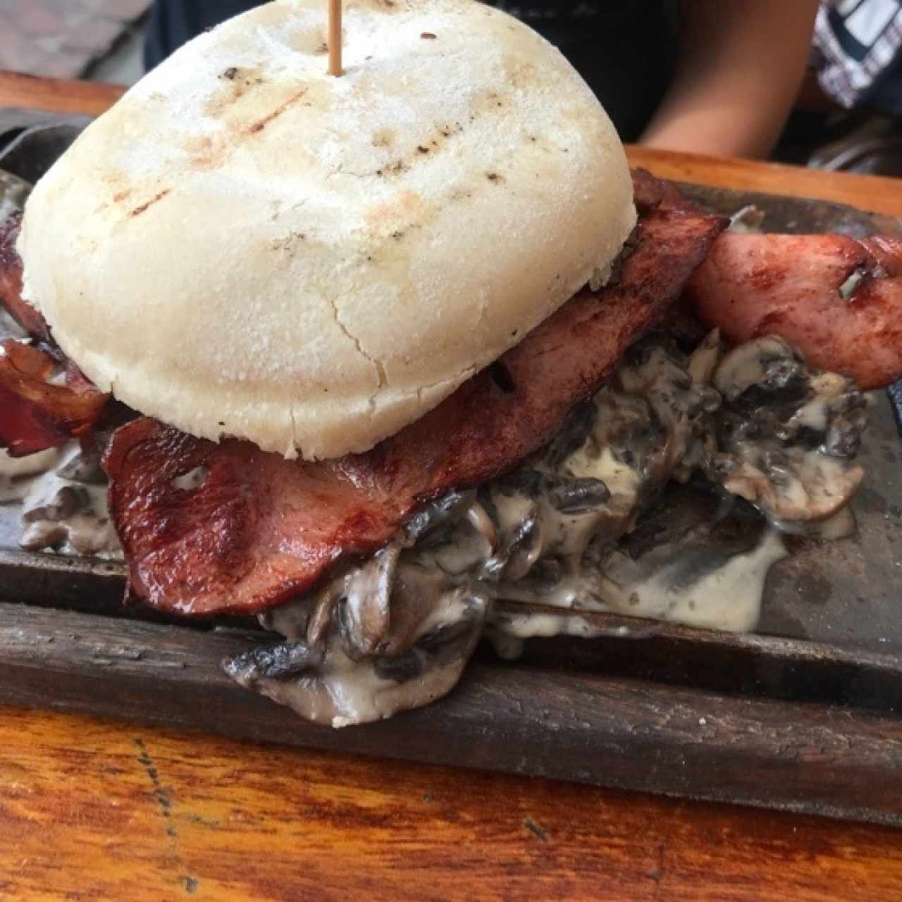 hamurguesa champiñones y tocineta