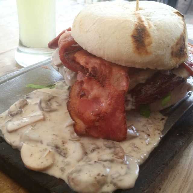 Hamburguesa al champiñón con tocineta
