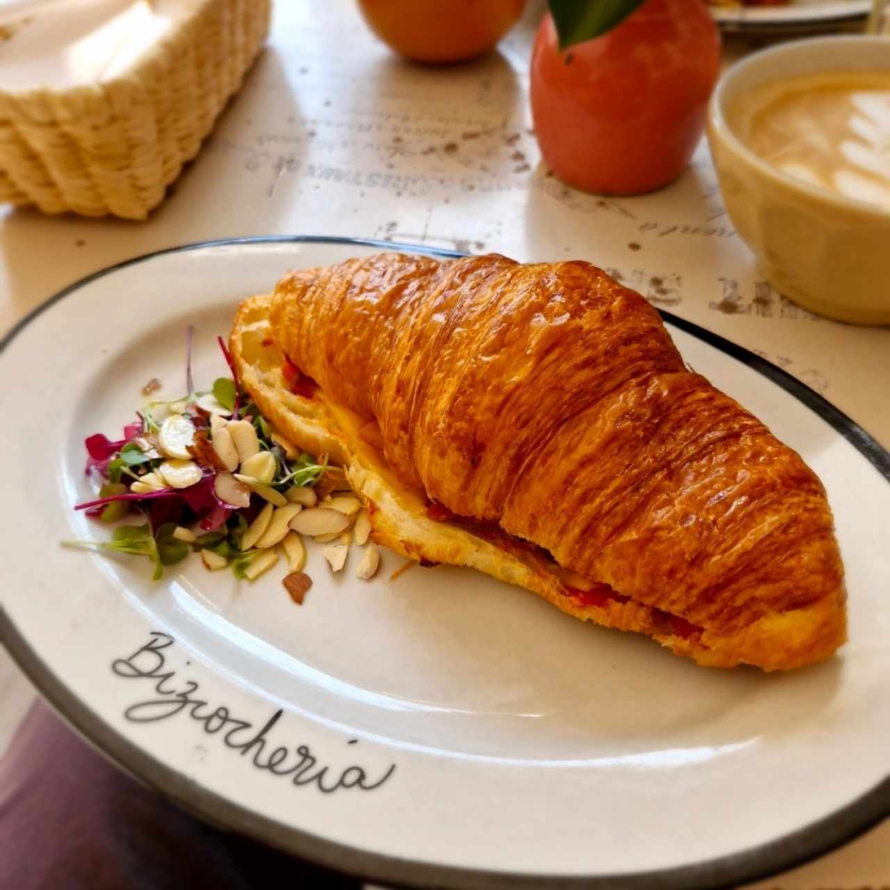 Sandwich jamón serrano y tomate