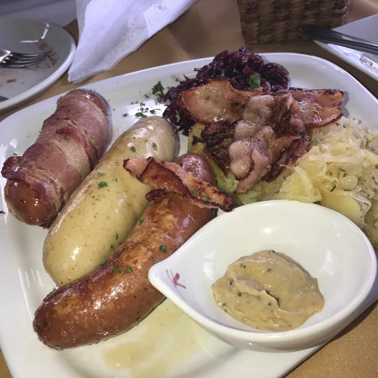 plato campesino ( salchichas, mostaza de trufas , repollos 