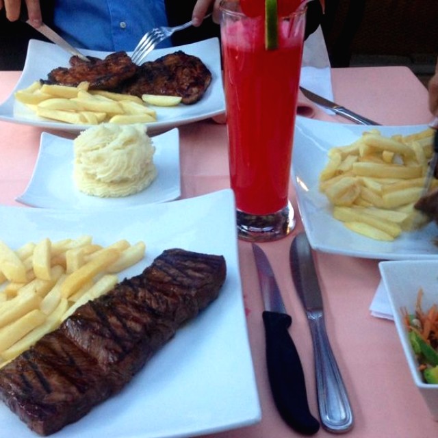 Baby beef, limonada cerezada, ensalada