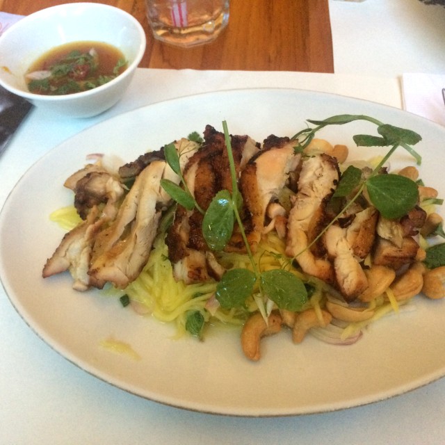 Pollo con ensalada de mango y salsa agridulce picantosa ????