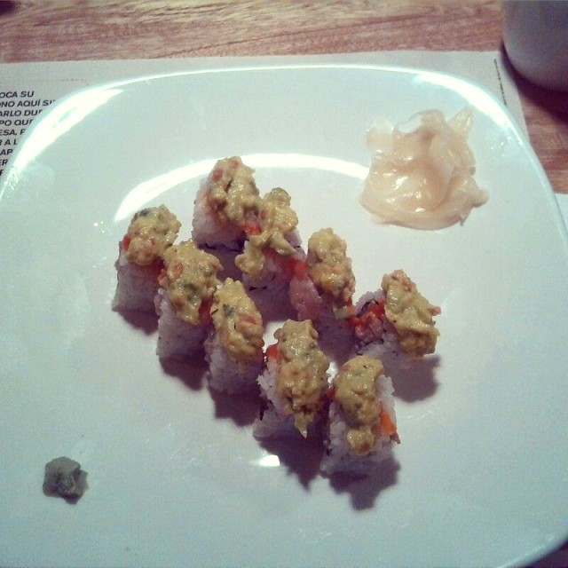 Sushi spicy tuna guacamole